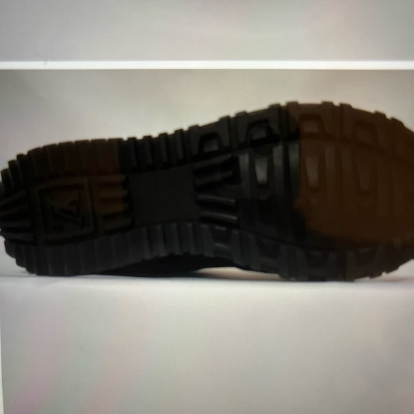 Authentic Louis Vuitton Woman’s Size 38 Black Run very beautiful is like new. - Picture 9 of 12